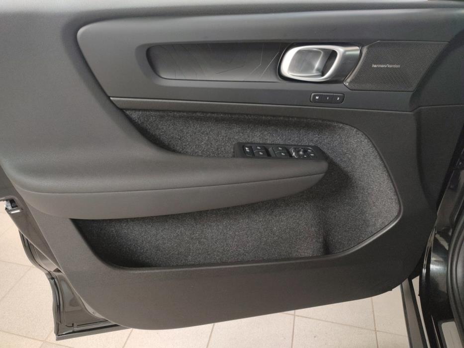 VOLVO EX40 2025