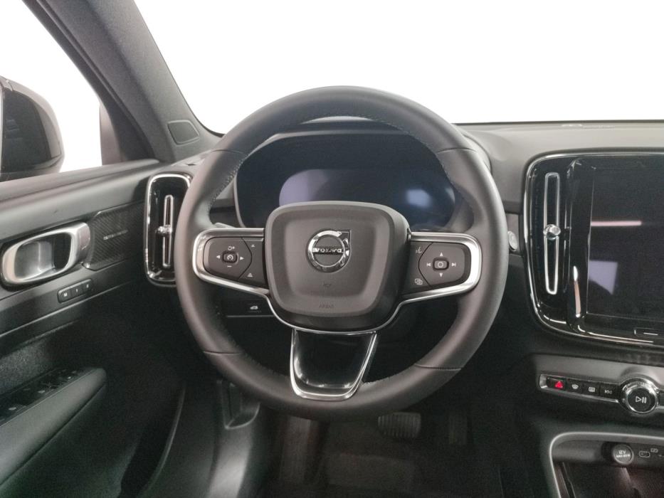 VOLVO EX40 2025
