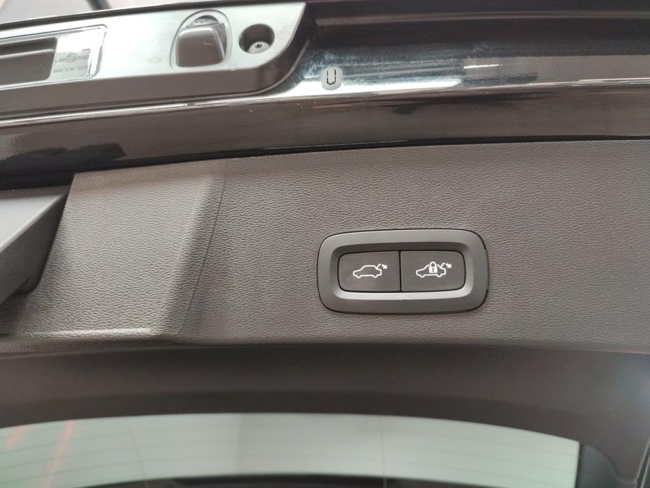 VOLVO EX40 2025