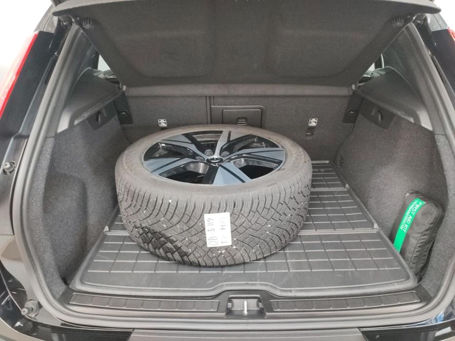 VOLVO EX40 2025
