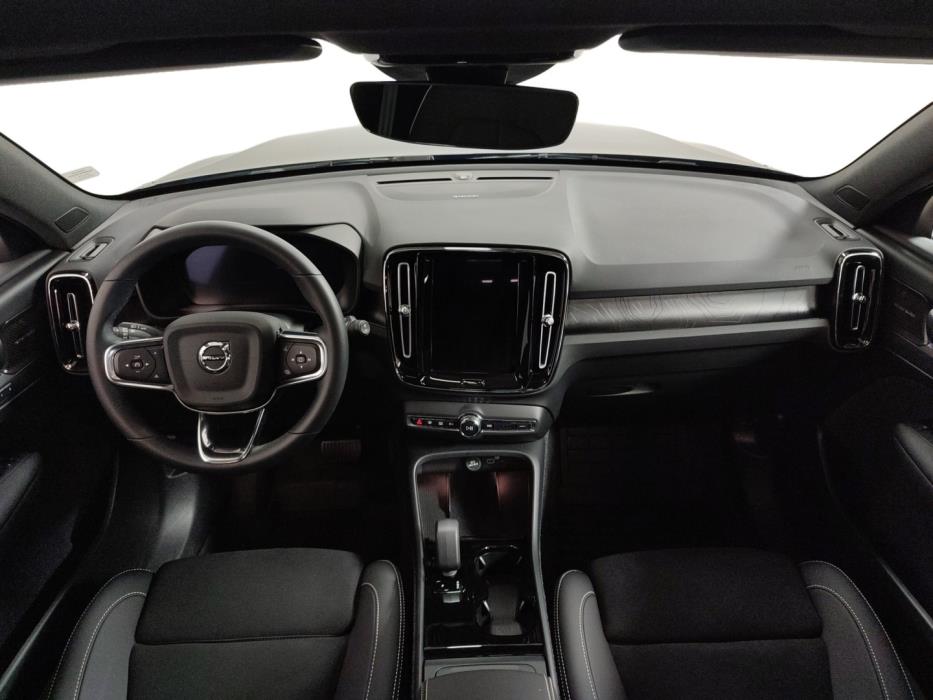 VOLVO EX40 2025