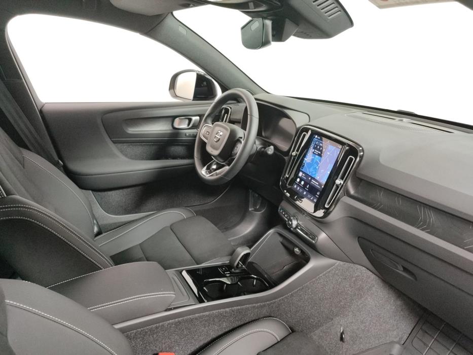 VOLVO EX40 2025