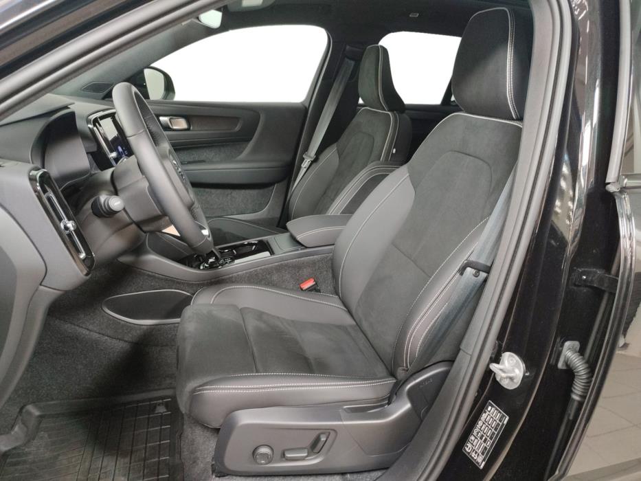 VOLVO EX40 2025