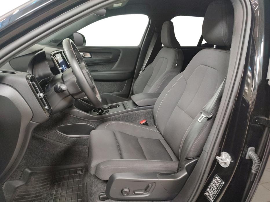 VOLVO EX40 2025