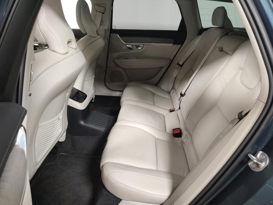 VOLVO V90 2025