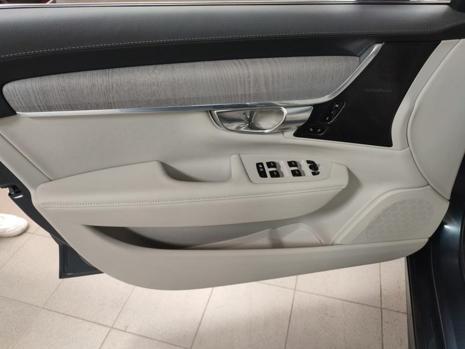 VOLVO V90 2025