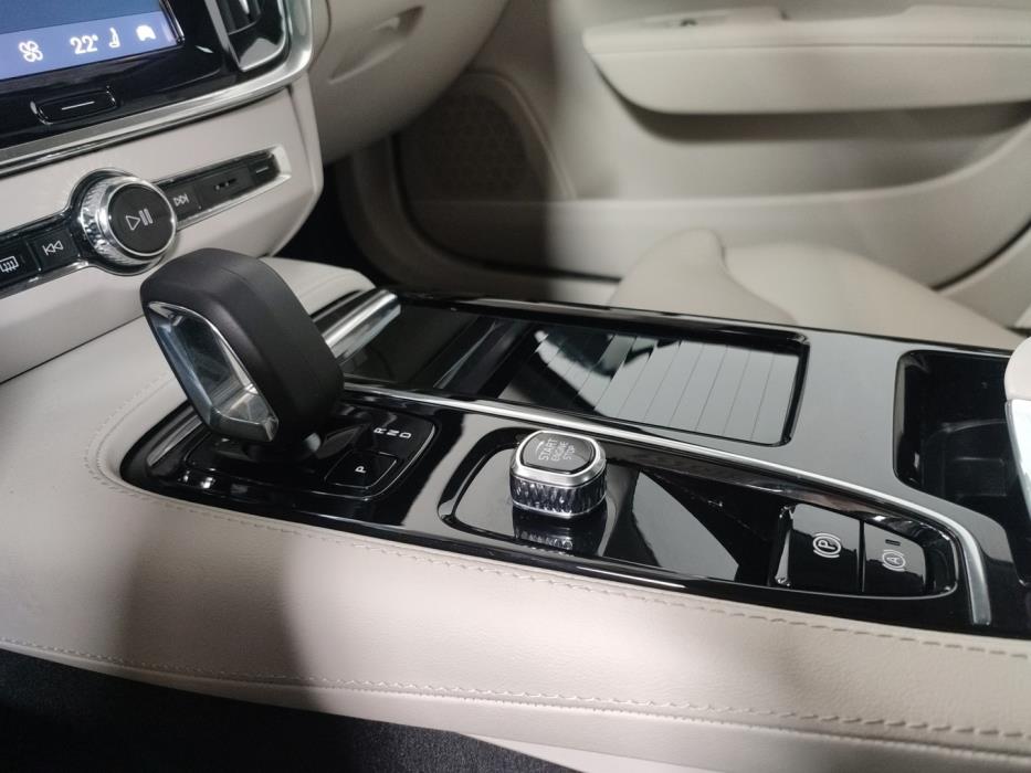 VOLVO V90 2025