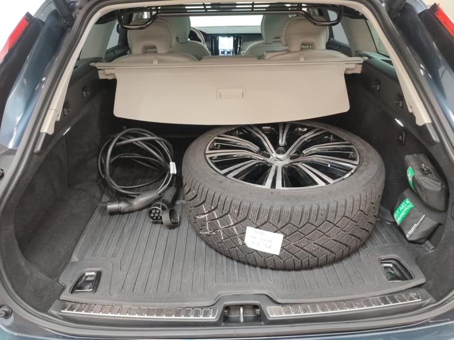 VOLVO V90 2025