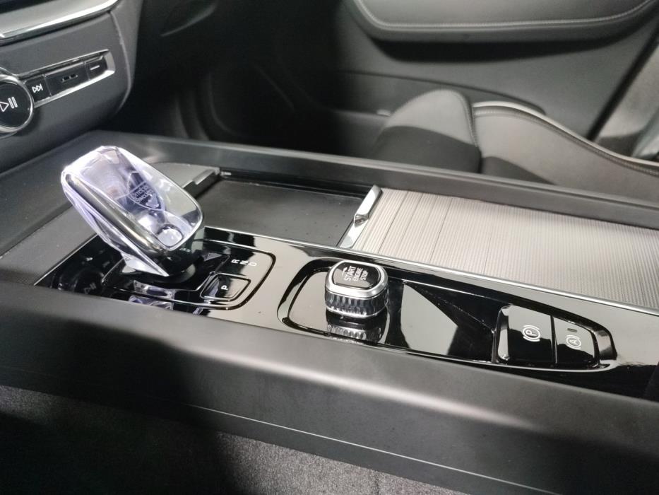 VOLVO XC60 2025