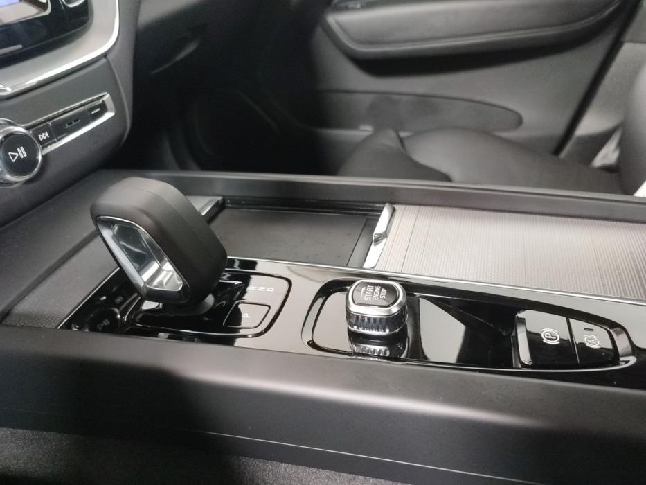 VOLVO XC60 2025