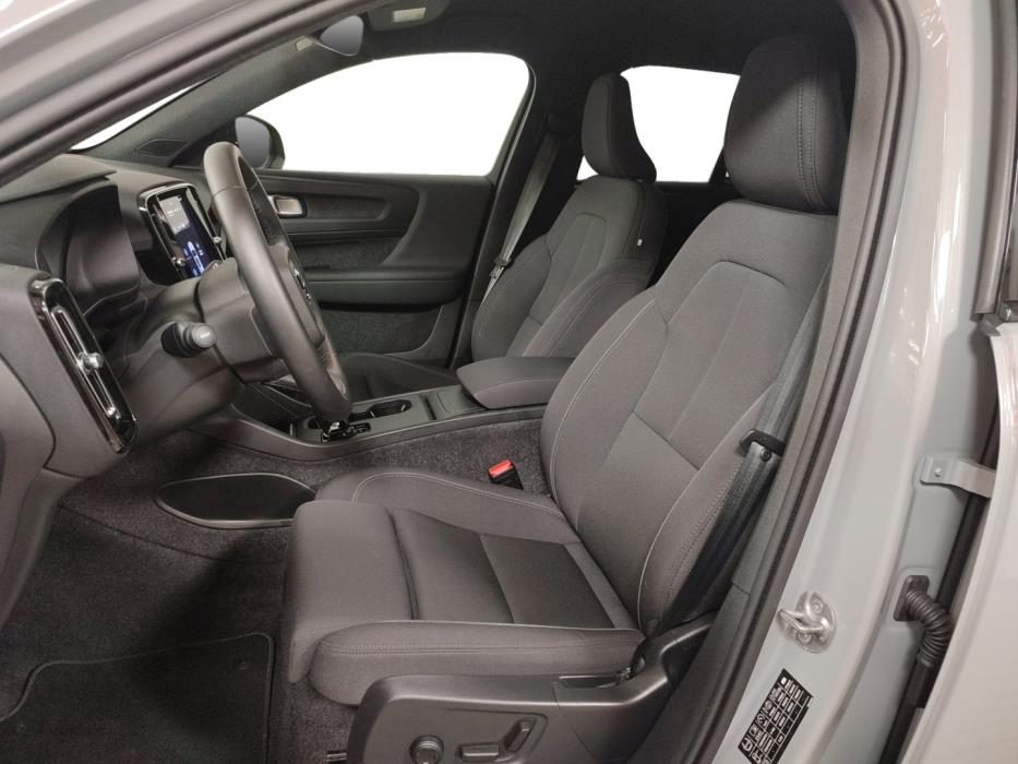 VOLVO EX40 2025