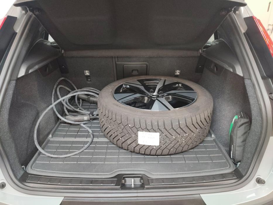 VOLVO EX40 2025