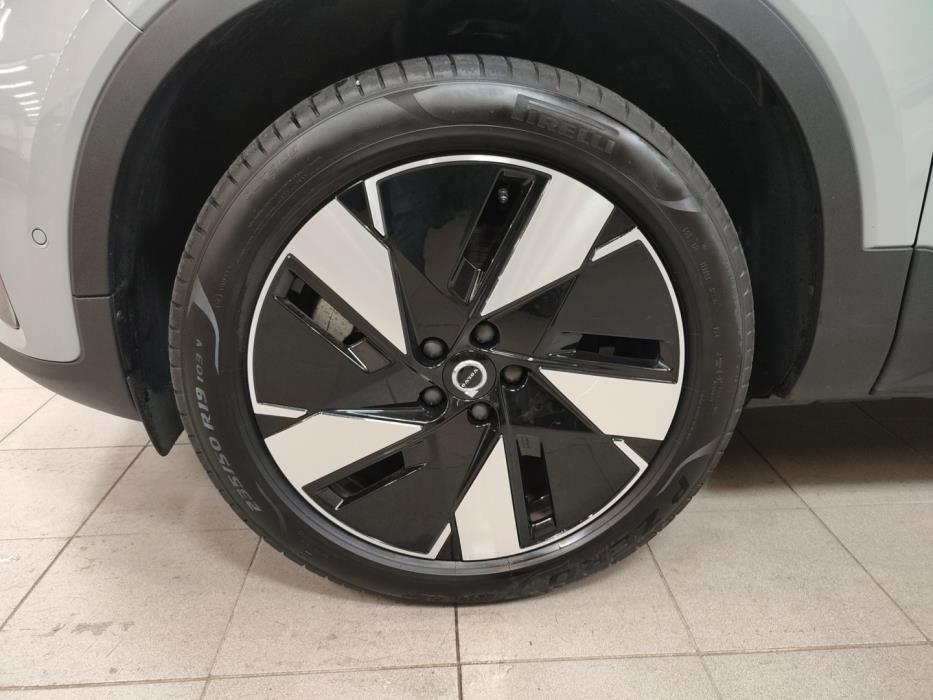 VOLVO EX40 2025