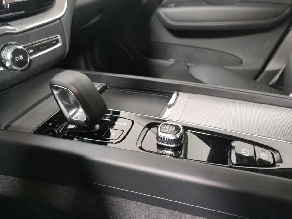 VOLVO XC60 2025