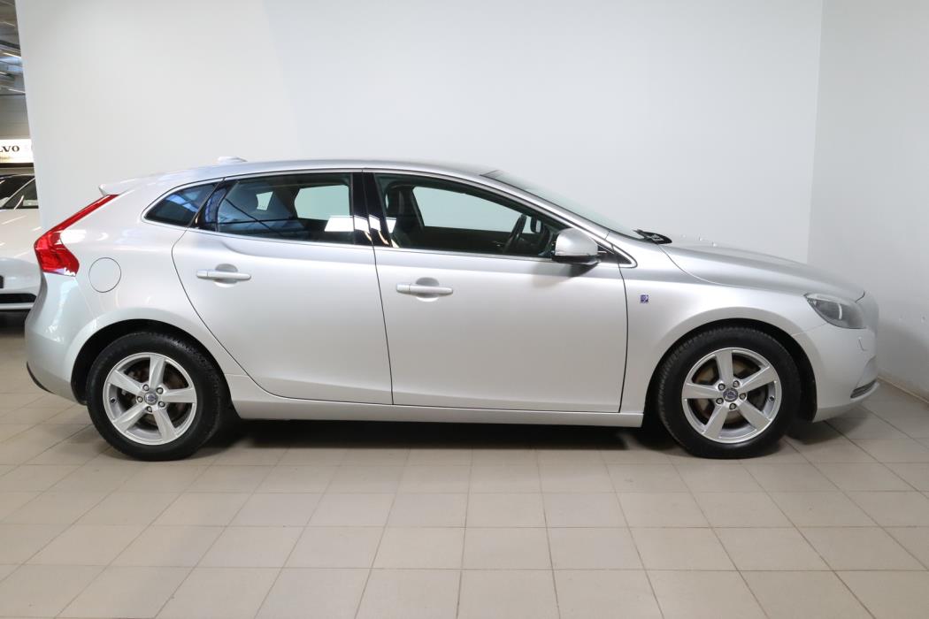 VOLVO V40 2015