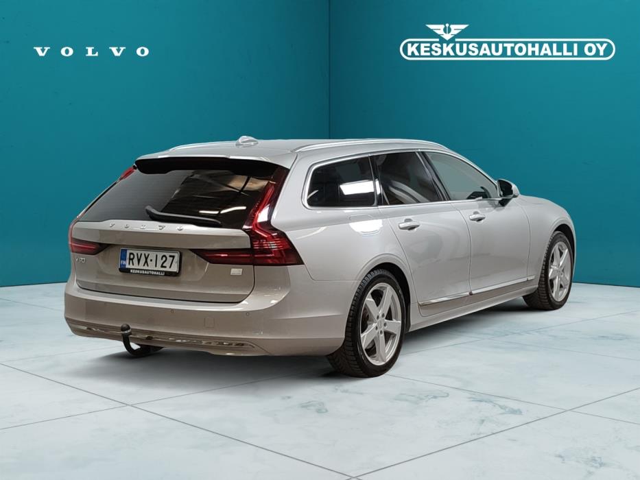 VOLVO V90 2023