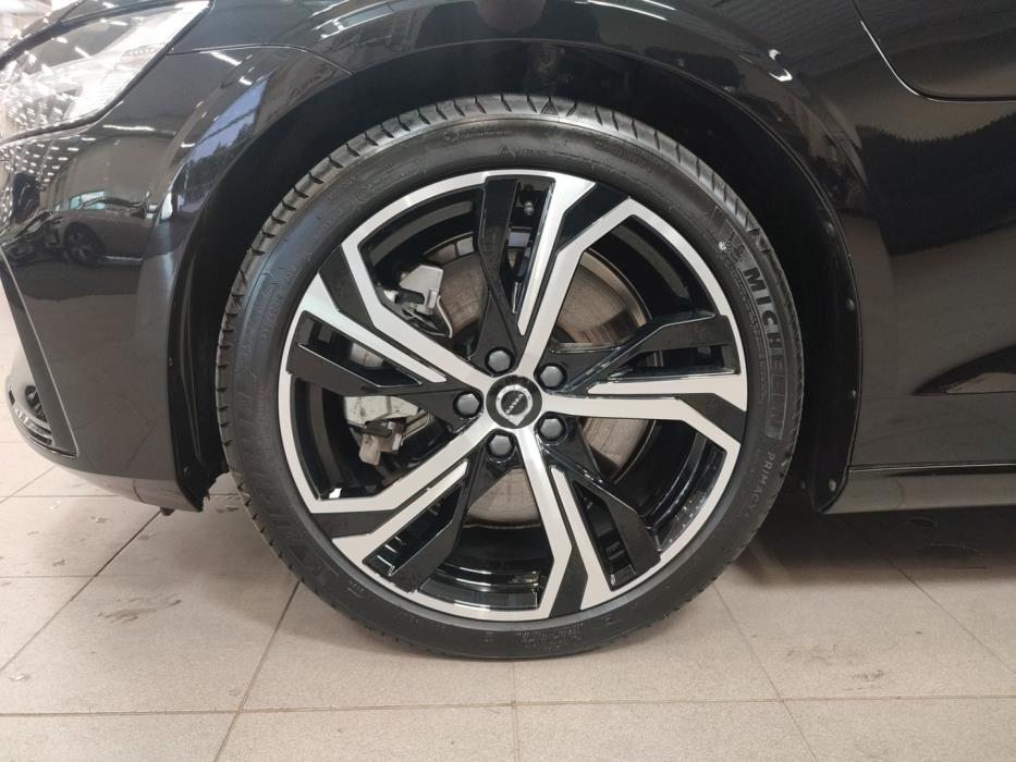 VOLVO V60 2025