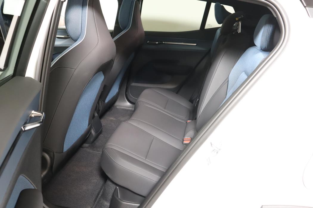 VOLVO EX30 Cross Country 2025