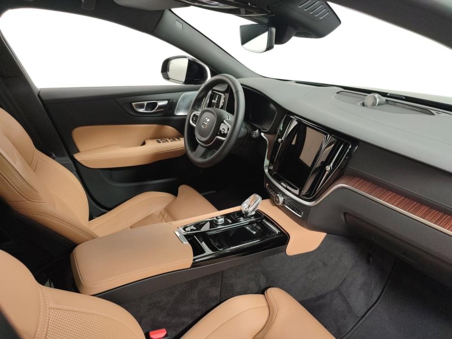 VOLVO V60 2025