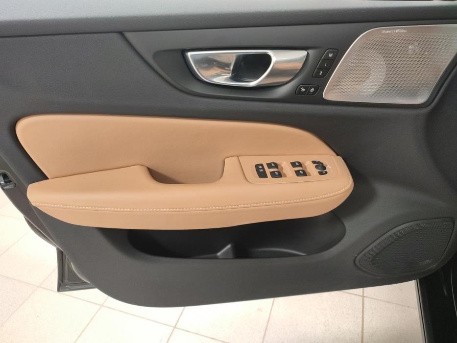 VOLVO V60 2025