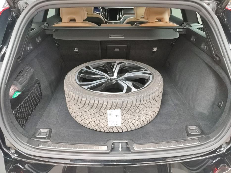 VOLVO V60 2025
