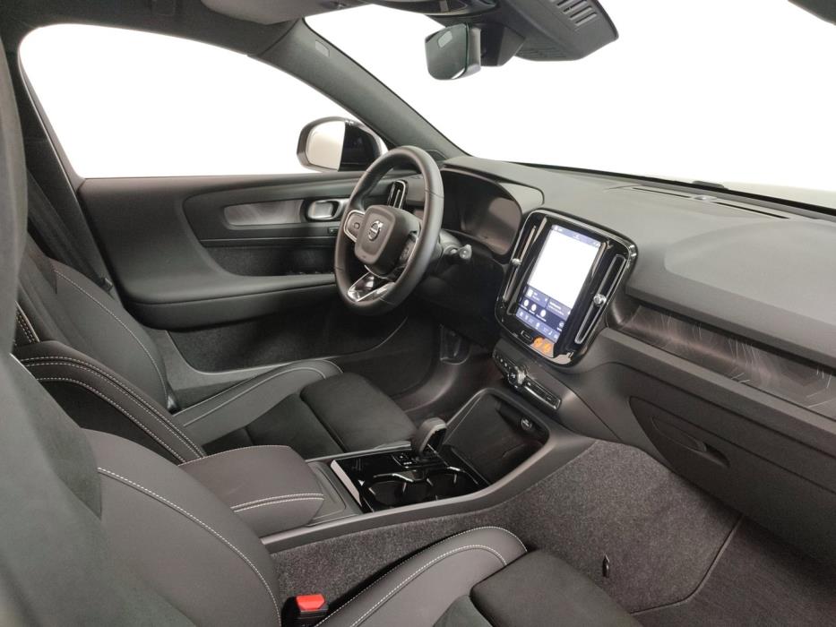 VOLVO EX40 2025