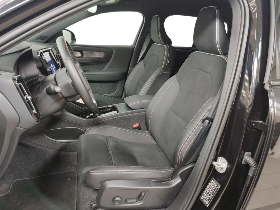 VOLVO EX40 2025