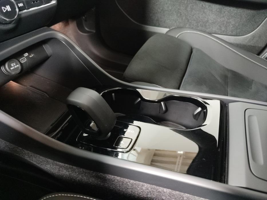 VOLVO EX40 2025