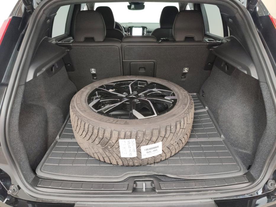 VOLVO EX40 2025