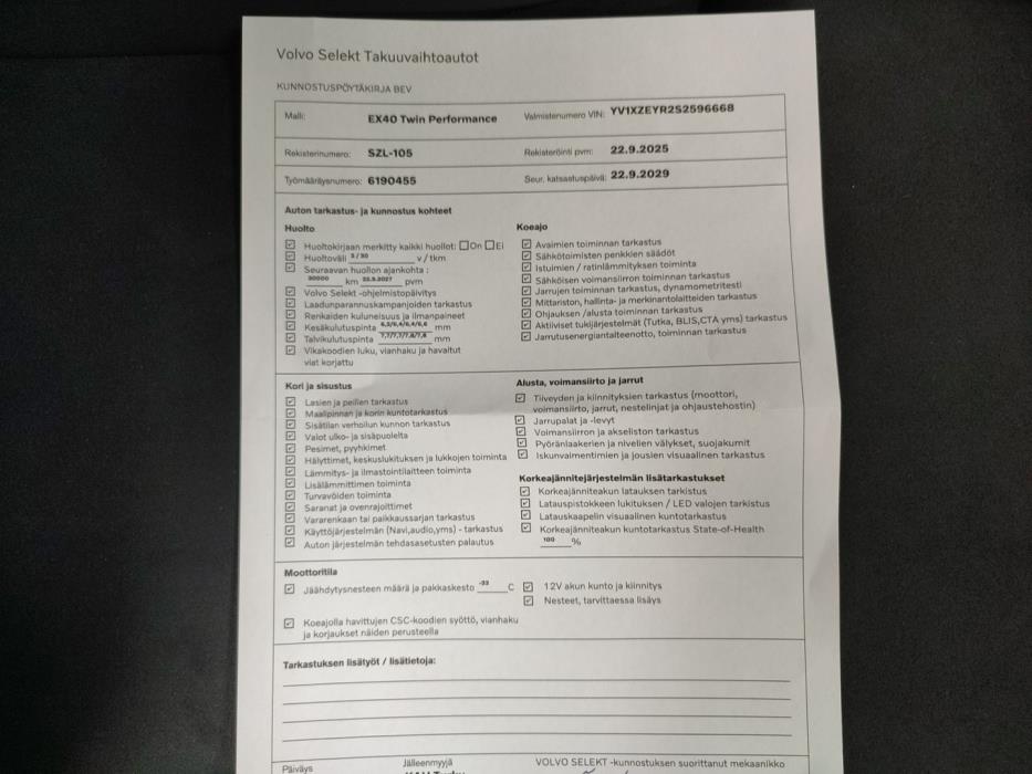VOLVO EX40 2025