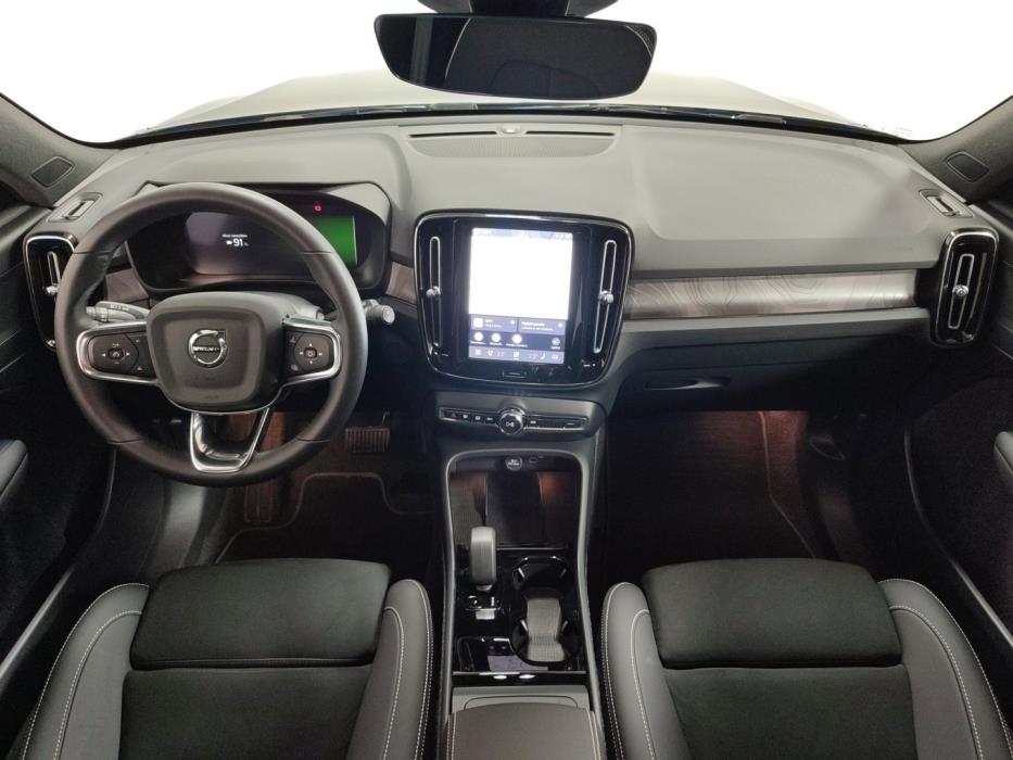 VOLVO EX40 2025