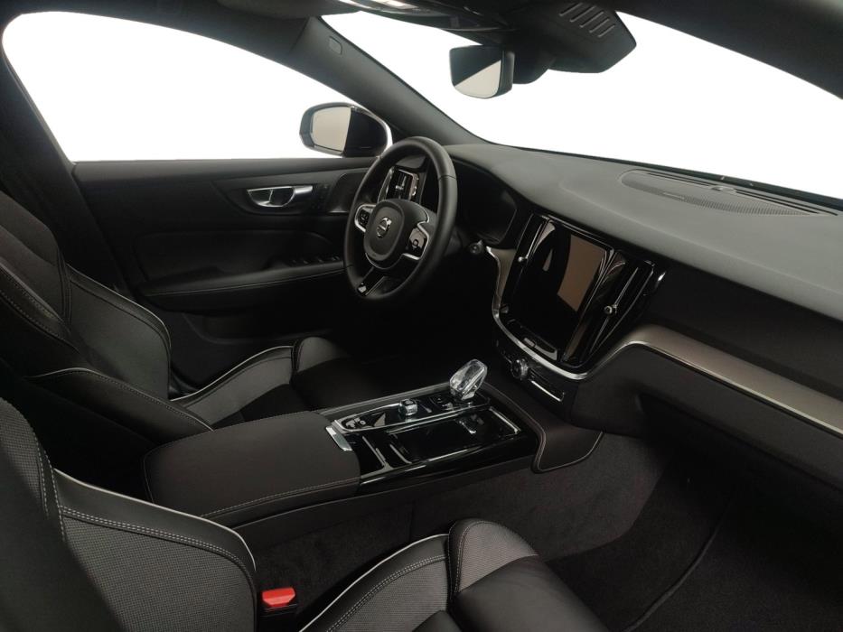 VOLVO V60 2025