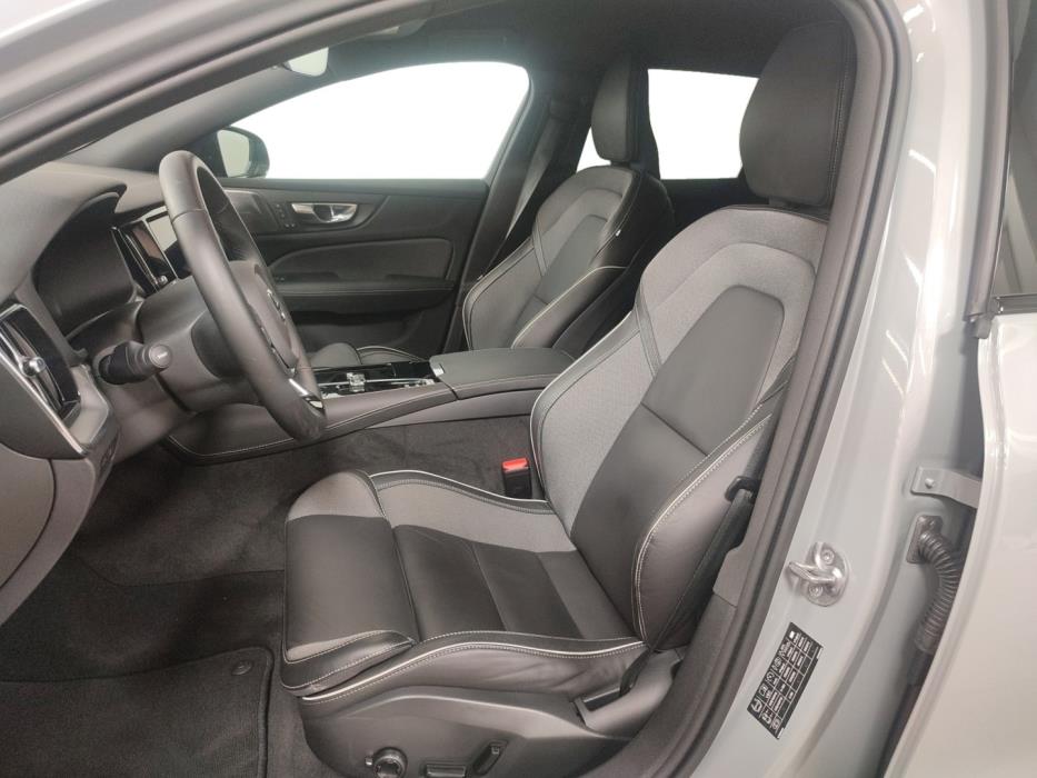 VOLVO V60 2025