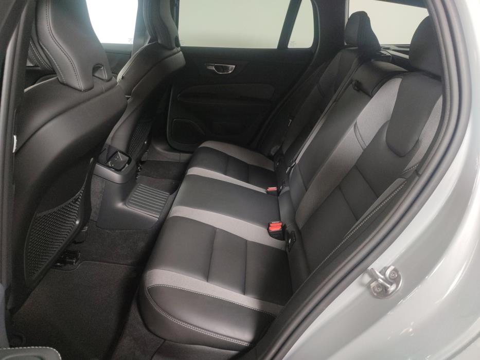 VOLVO V60 2025