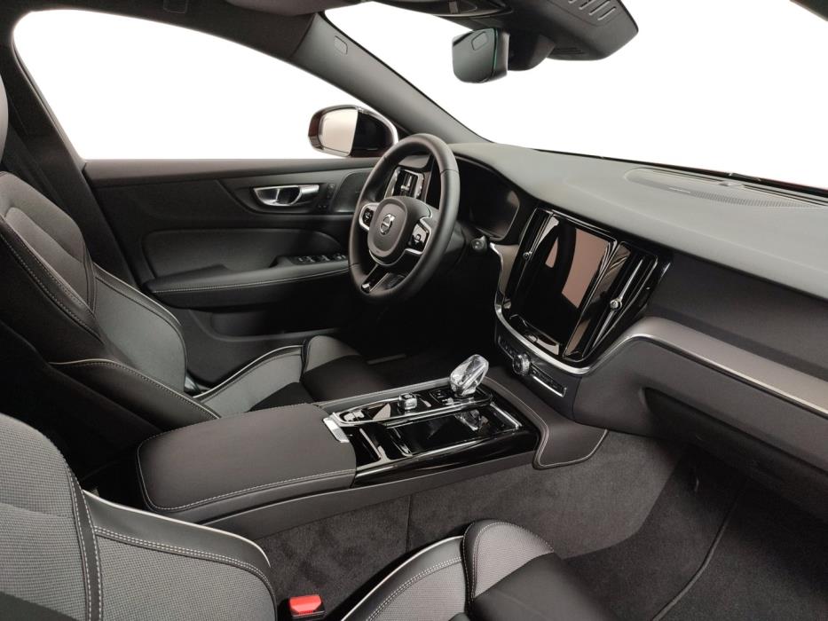 VOLVO V60 2025