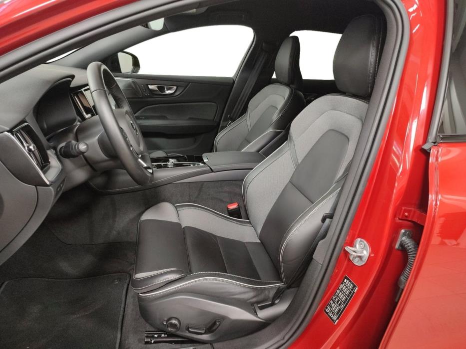 VOLVO V60 2025