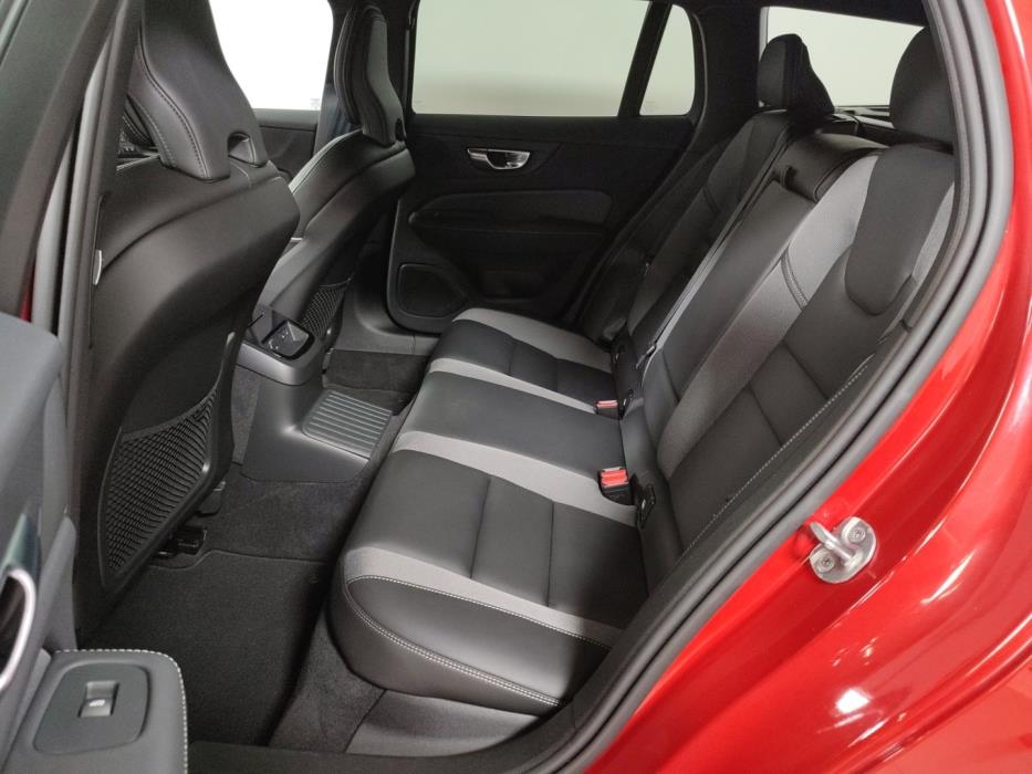 VOLVO V60 2025