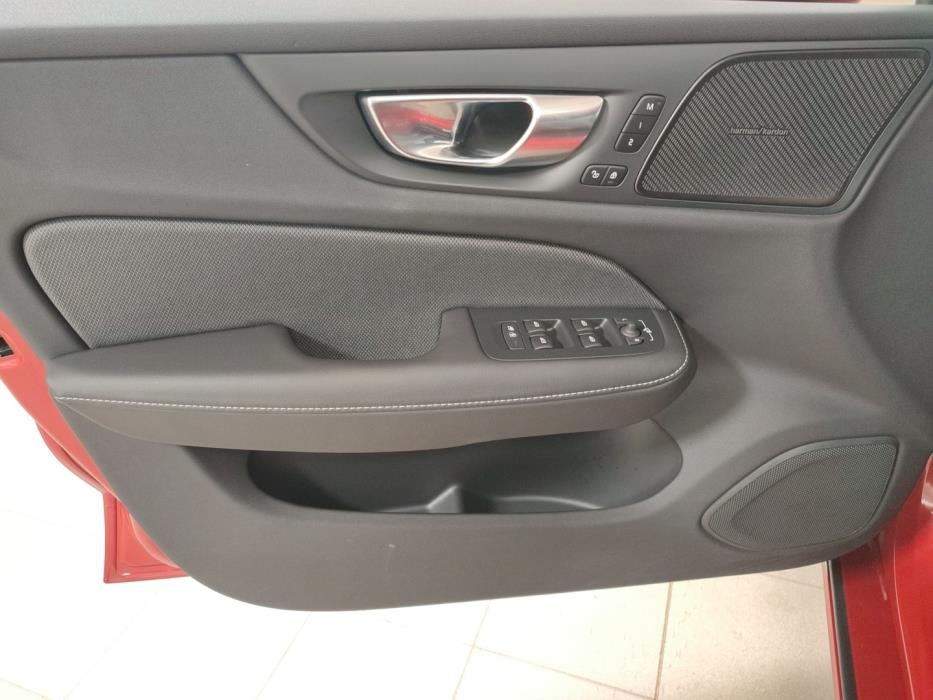VOLVO V60 2025