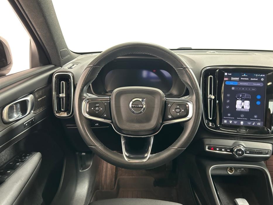 VOLVO XC40 2023