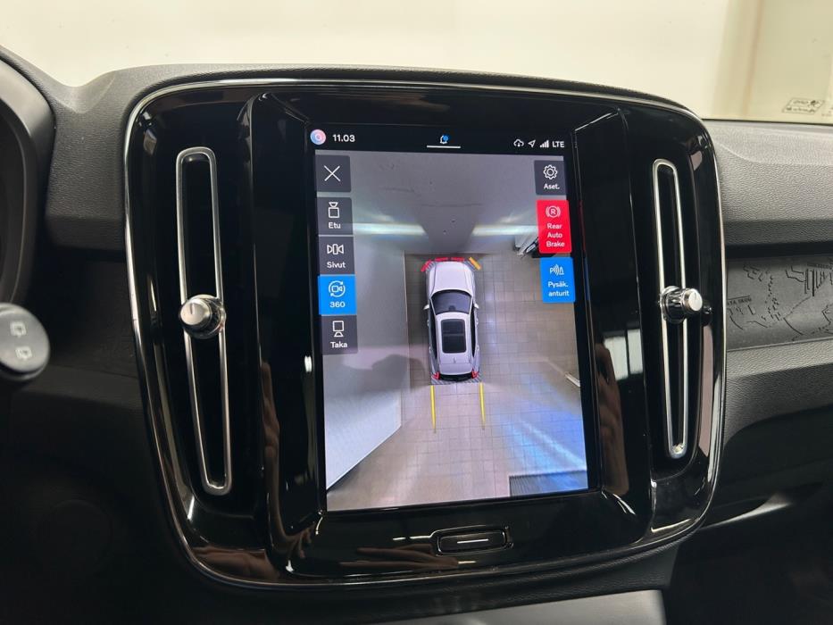VOLVO XC40 2023