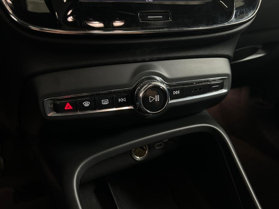 VOLVO XC40 2023