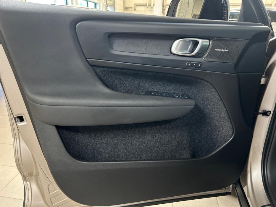 VOLVO XC40 2023