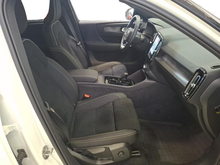 VOLVO EX40 2025
