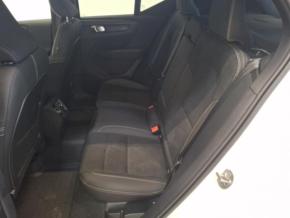 VOLVO EX40 2025
