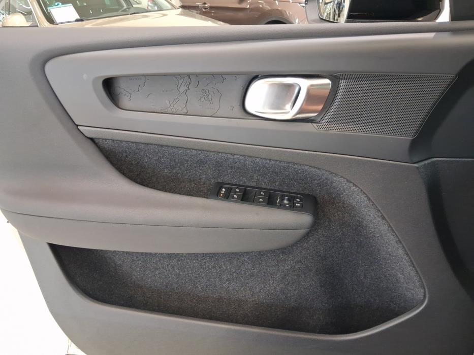 VOLVO XC40 2023
