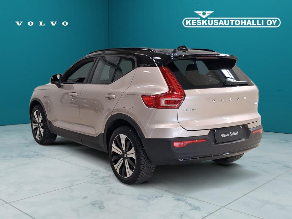 VOLVO XC40 2023