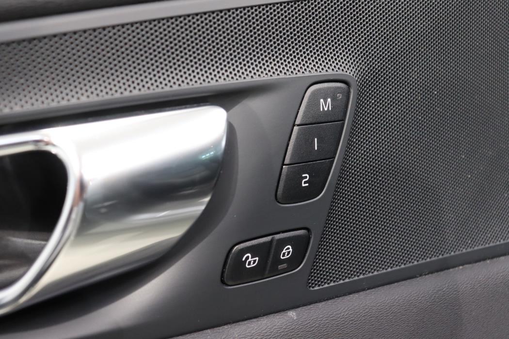VOLVO XC60 2021