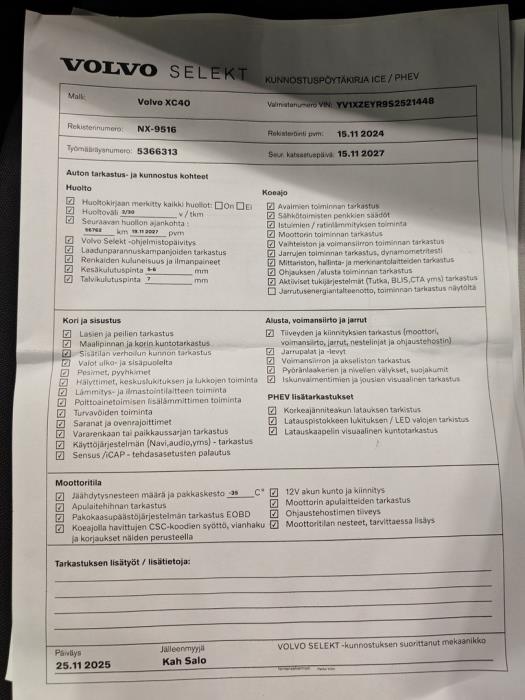 VOLVO EX40 2025