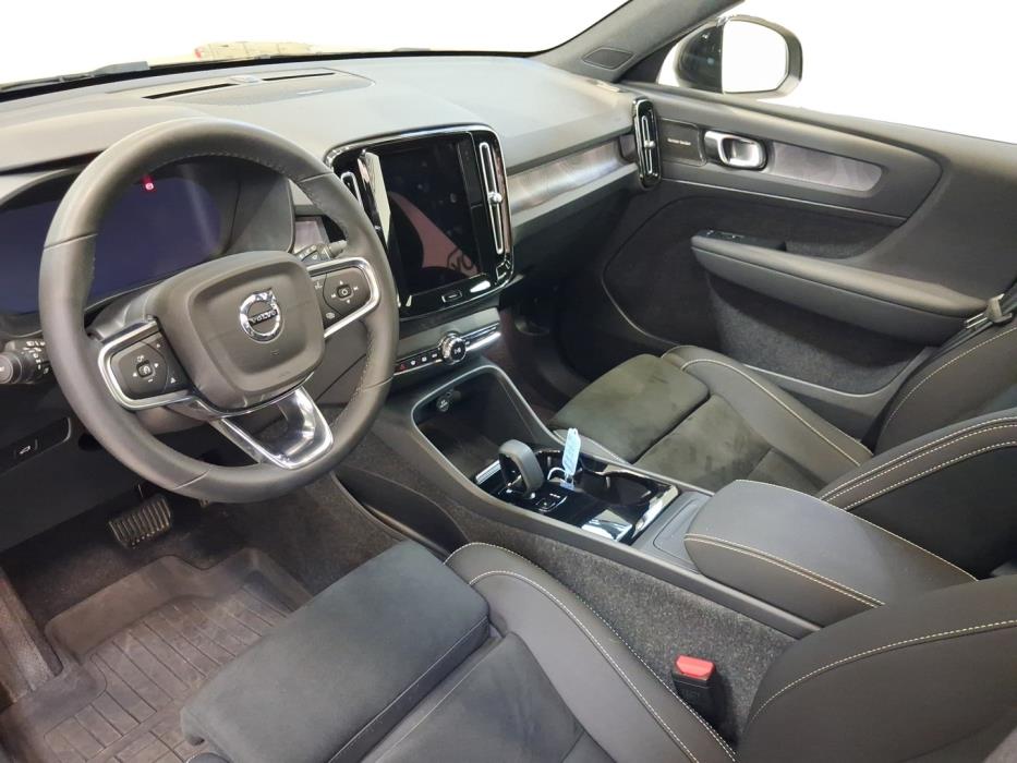 VOLVO EX40 2025