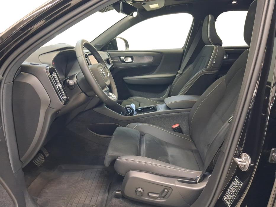 VOLVO EX40 2025